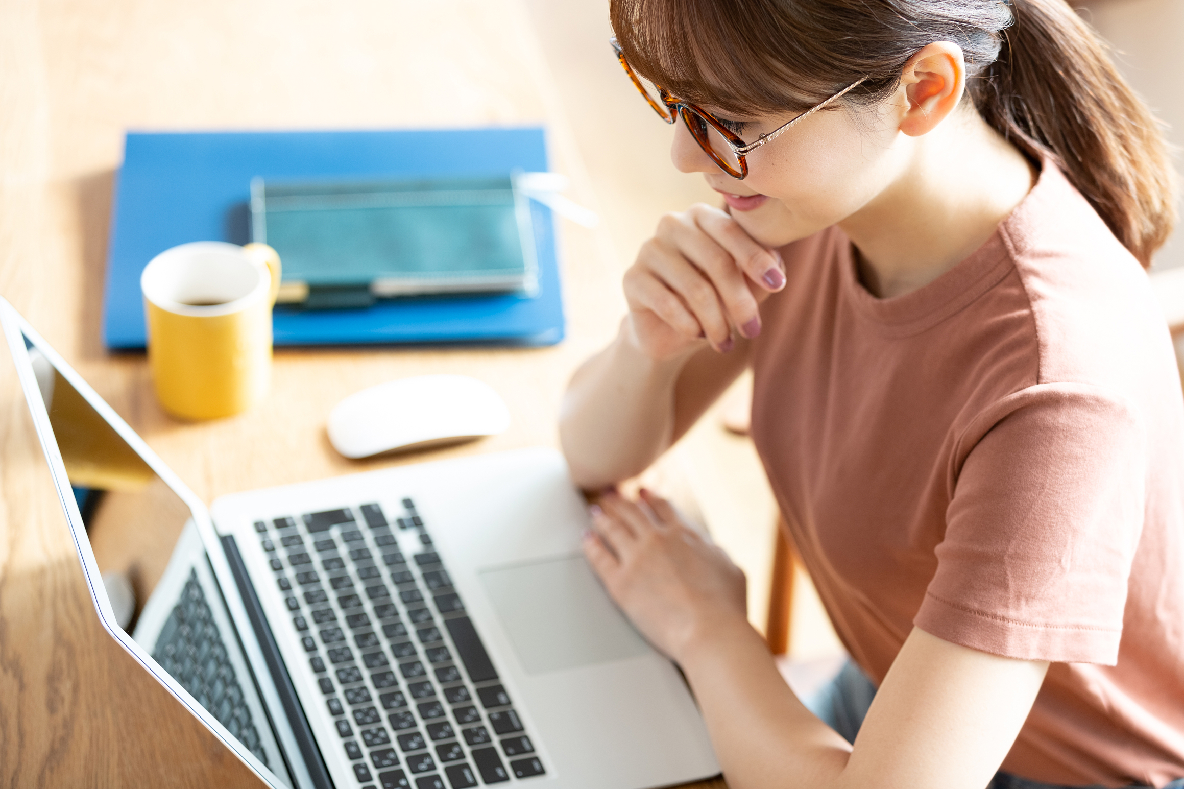 Webサイト制作を依頼する前に、納品後の運用面も含めて検討する重要性を伝える記事のアイキャッチ画像
