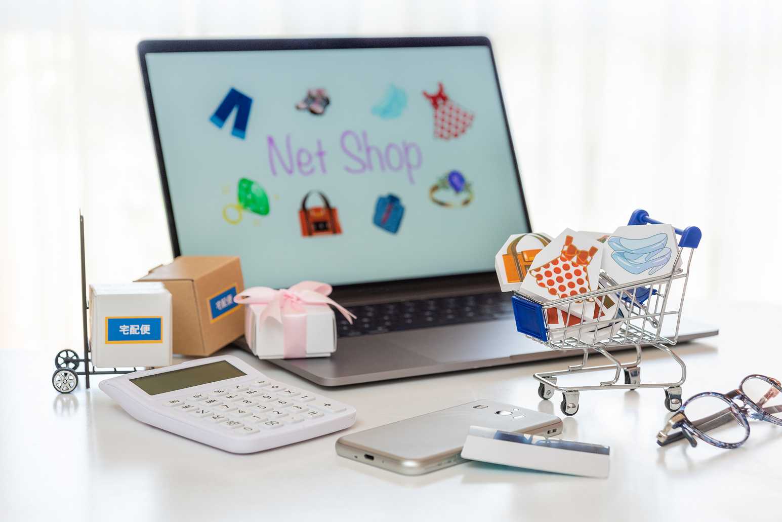 食品販売ECサイトをイメージしたPC画面とショッピングカート、宅配かごのイラスト