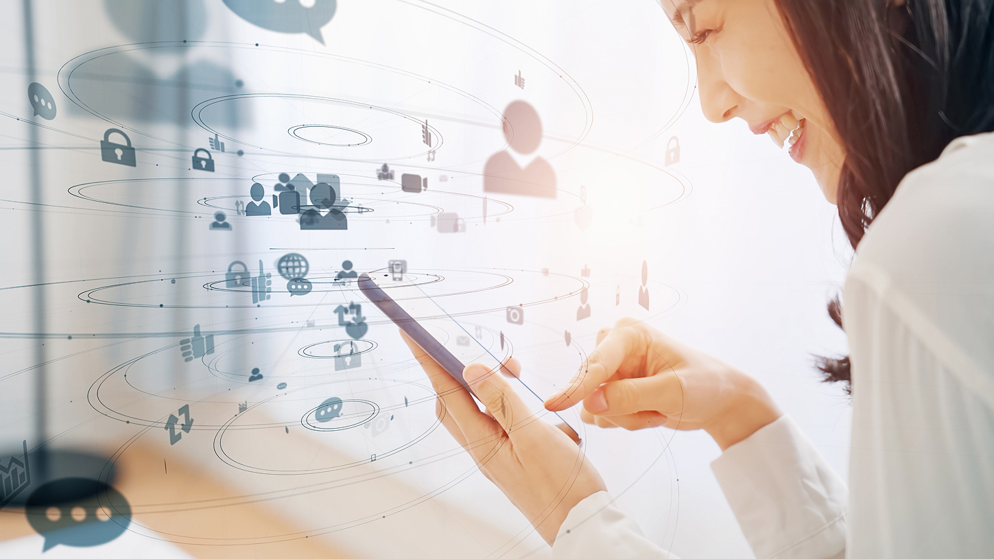 WordPressを活用しながら、ネットワークを通じてWebサイトを運用する女性のイメージ